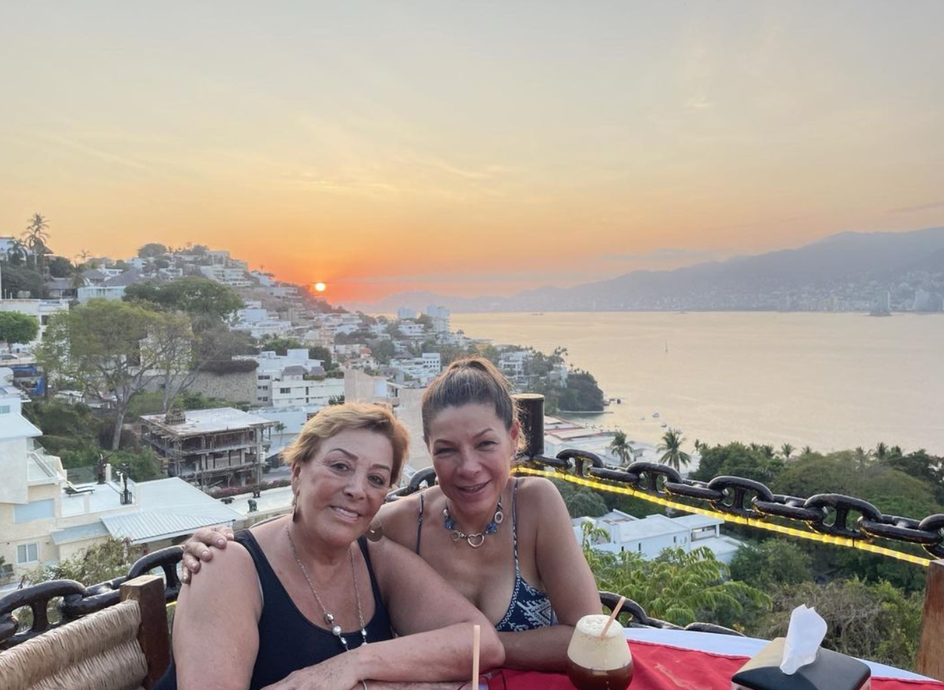 Sylvia Pasquel con Mary Paz Banquells en Acapulco. 